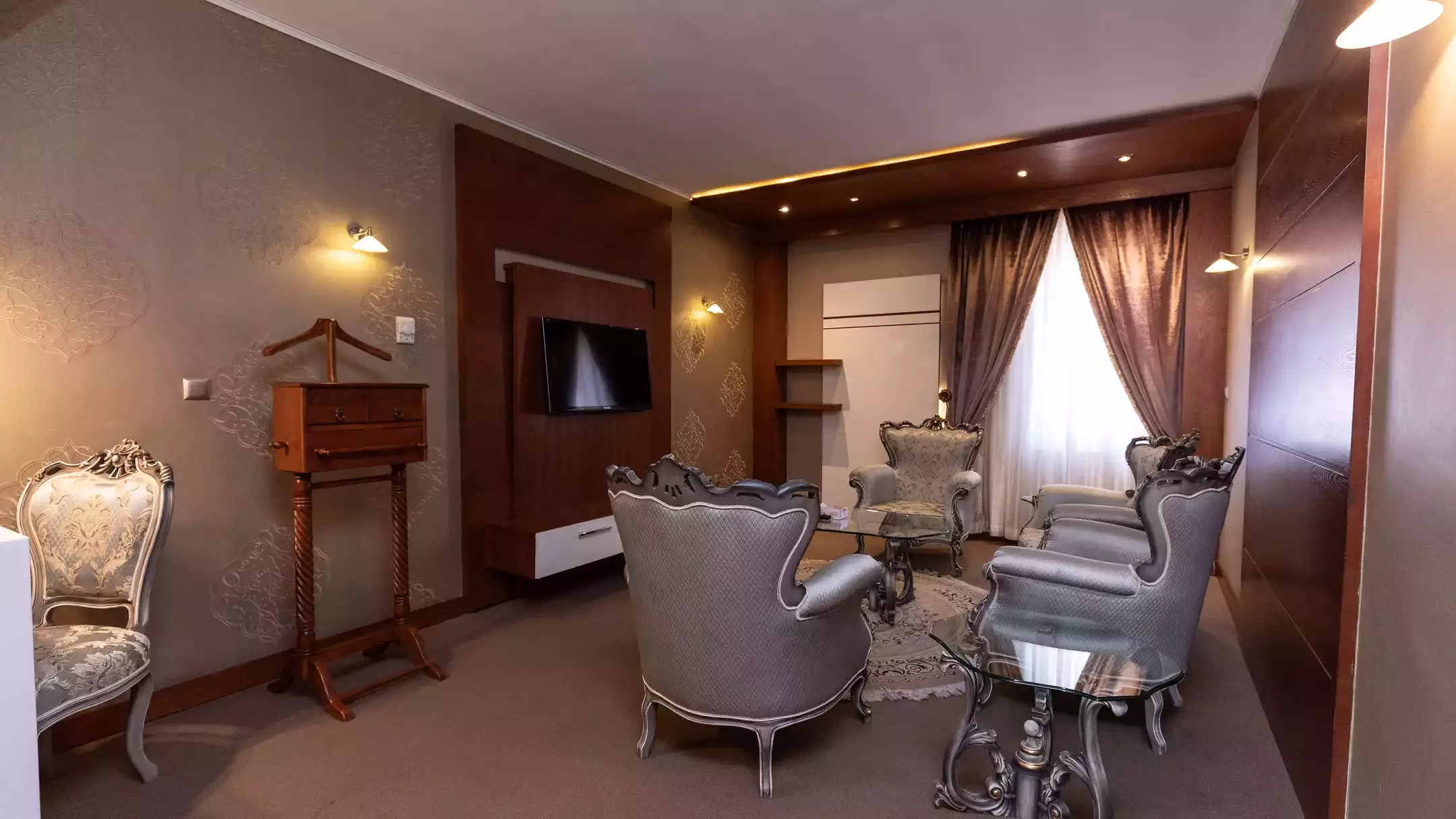 Alibaba https://cdn.alibaba.ir/ostorage/hotel-accommodation-images/67053f65299de7a7748d2a25_66dc59890a817712c6d5ae5e_هتل آبان - سوئیت یک خوابه دوتخته رویال (1).webp